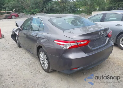 2018 Toyota Camry Le z USA, uszkodzony, nr VIN 4T1B11HK7JU113743